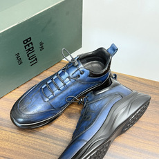 Berluti(伯尔鲁蒂)运动鞋,鞋面最大的特征是满版的 Scritto 手写体压纹——远看像复杂的签名花纹 Berluti(伯尔鲁蒂)运动鞋,鞋面最大的特征是满版的 Scritto 手写体压纹——远看像复杂的签名花纹