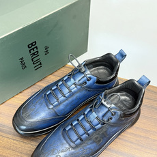 Berluti(伯尔鲁蒂)运动鞋,鞋面最大的特征是满版的 Scritto 手写体压纹——远看像复杂的签名花纹 Berluti(伯尔鲁蒂)运动鞋,鞋面最大的特征是满版的 Scritto 手写体压纹——远看像复杂的签名花纹