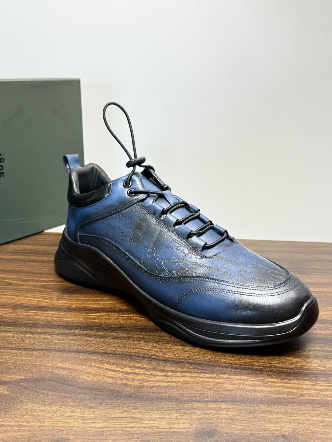 Berluti(伯尔鲁蒂)运动鞋,鞋面最大的特征是满版的 Scritto 手写体压纹——远看像复杂的签名花纹 Berluti(伯尔鲁蒂)运动鞋,鞋面最大的特征是满版的 Scritto 手写体压纹——远看像复杂的签名花纹