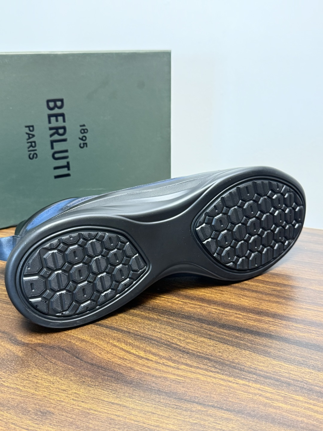 Berluti(伯尔鲁蒂)运动鞋,鞋面最大的特征是满版的 Scritto 手写体压纹——远看像复杂的签名花纹 Berluti(伯尔鲁蒂)运动鞋,鞋面最大的特征是满版的 Scritto 手写体压纹——远看像复杂的签名花纹
