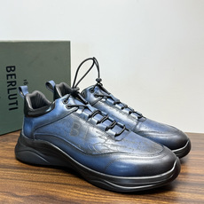 Berluti(伯尔鲁蒂)运动鞋,鞋面最大的特征是满版的 Scritto 手写体压纹——远看像复杂的签名花纹 Berluti(伯尔鲁蒂)运动鞋,鞋面最大的特征是满版的 Scritto 手写体压纹——远看像复杂的签名花纹