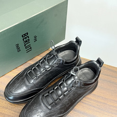 Berluti(伯尔鲁蒂)运动鞋,鞋面最大的特征是满版的 Scritto 手写体压纹——远看像复杂的签名花纹 Berluti(伯尔鲁蒂)运动鞋,鞋面最大的特征是满版的 Scritto 手写体压纹——远看像复杂的签名花纹