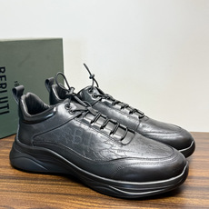 Berluti(伯尔鲁蒂)运动鞋,鞋面最大的特征是满版的 Scritto 手写体压纹——远看像复杂的签名花纹 Berluti(伯尔鲁蒂)运动鞋,鞋面最大的特征是满版的 Scritto 手写体压纹——远看像复杂的签名花纹