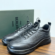 Berluti(伯尔鲁蒂)运动鞋,鞋面最大的特征是满版的 Scritto 手写体压纹——远看像复杂的签名花纹 Berluti(伯尔鲁蒂)运动鞋,鞋面最大的特征是满版的 Scritto 手写体压纹——远看像复杂的签名花纹