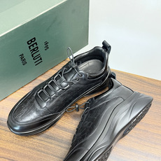 Berluti(伯尔鲁蒂)运动鞋,鞋面最大的特征是满版的 Scritto 手写体压纹——远看像复杂的签名花纹 Berluti(伯尔鲁蒂)运动鞋,鞋面最大的特征是满版的 Scritto 手写体压纹——远看像复杂的签名花纹