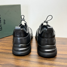 Berluti(伯尔鲁蒂)运动鞋,鞋面最大的特征是满版的 Scritto 手写体压纹——远看像复杂的签名花纹 Berluti(伯尔鲁蒂)运动鞋,鞋面最大的特征是满版的 Scritto 手写体压纹——远看像复杂的签名花纹
