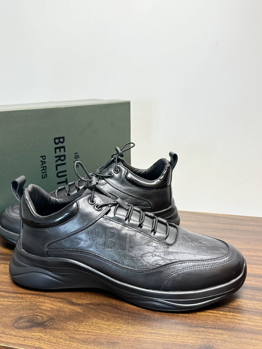 Berluti(伯尔鲁蒂)运动鞋,鞋面最大的特征是满版的 Scritto 手写体压纹——远看像复杂的签名花纹 Berluti(伯尔鲁蒂)运动鞋,鞋面最大的特征是满版的 Scritto 手写体压纹——远看像复杂的签名花纹