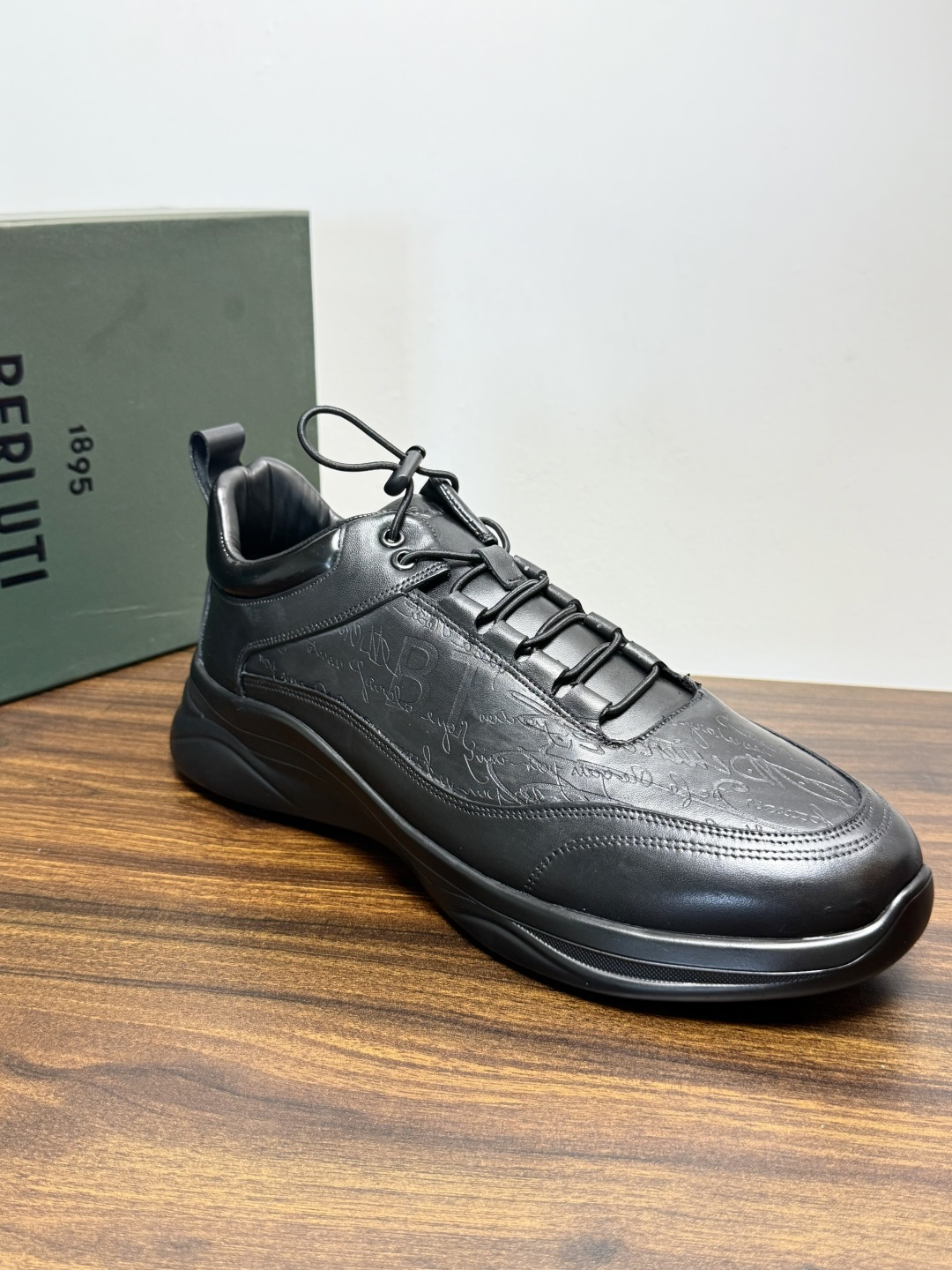 Berluti(伯尔鲁蒂)运动鞋,鞋面最大的特征是满版的 Scritto 手写体压纹——远看像复杂的签名花纹 Berluti(伯尔鲁蒂)运动鞋,鞋面最大的特征是满版的 Scritto 手写体压纹——远看像复杂的签名花纹