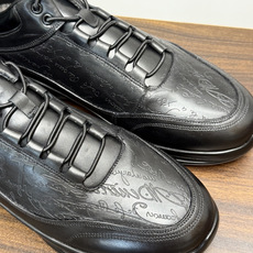 Berluti(伯尔鲁蒂)运动鞋,鞋面最大的特征是满版的 Scritto 手写体压纹——远看像复杂的签名花纹 Berluti(伯尔鲁蒂)运动鞋,鞋面最大的特征是满版的 Scritto 手写体压纹——远看像复杂的签名花纹