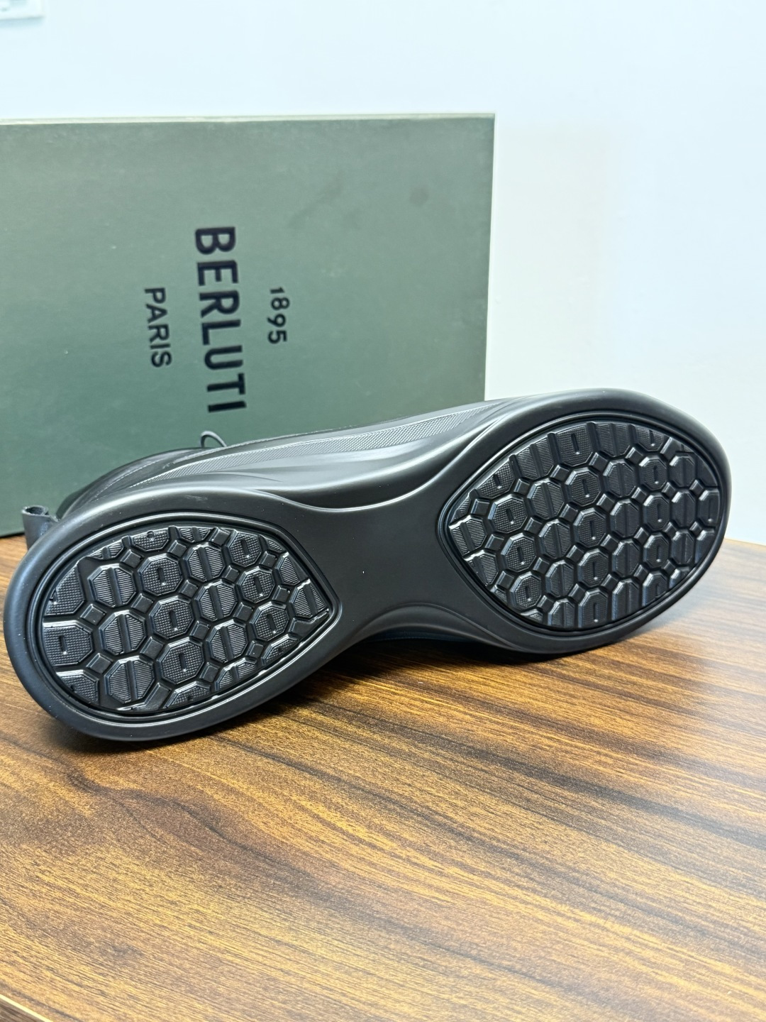 Berluti(伯尔鲁蒂)运动鞋,鞋面最大的特征是满版的 Scritto 手写体压纹——远看像复杂的签名花纹 Berluti(伯尔鲁蒂)运动鞋,鞋面最大的特征是满版的 Scritto 手写体压纹——远看像复杂的签名花纹