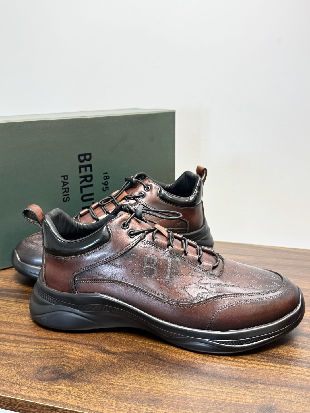 Berluti(伯尔鲁蒂)运动鞋,鞋面最大的特征是满版的 Scritto 手写体压纹——远看像复杂的签名花纹 Berluti(伯尔鲁蒂)运动鞋,鞋面最大的特征是满版的 Scritto 手写体压纹——远看像复杂的签名花纹