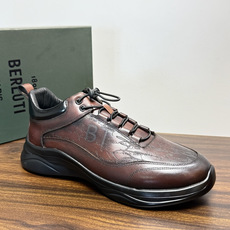 Berluti(伯尔鲁蒂)运动鞋,鞋面最大的特征是满版的 Scritto 手写体压纹——远看像复杂的签名花纹 Berluti(伯尔鲁蒂)运动鞋,鞋面最大的特征是满版的 Scritto 手写体压纹——远看像复杂的签名花纹