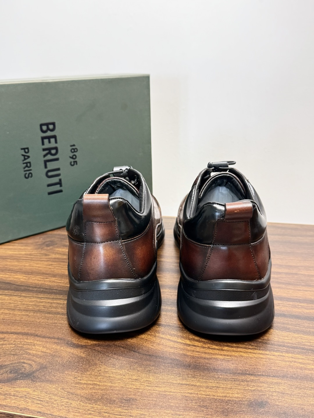 Berluti(伯尔鲁蒂)运动鞋,鞋面最大的特征是满版的 Scritto 手写体压纹——远看像复杂的签名花纹 Berluti(伯尔鲁蒂)运动鞋,鞋面最大的特征是满版的 Scritto 手写体压纹——远看像复杂的签名花纹