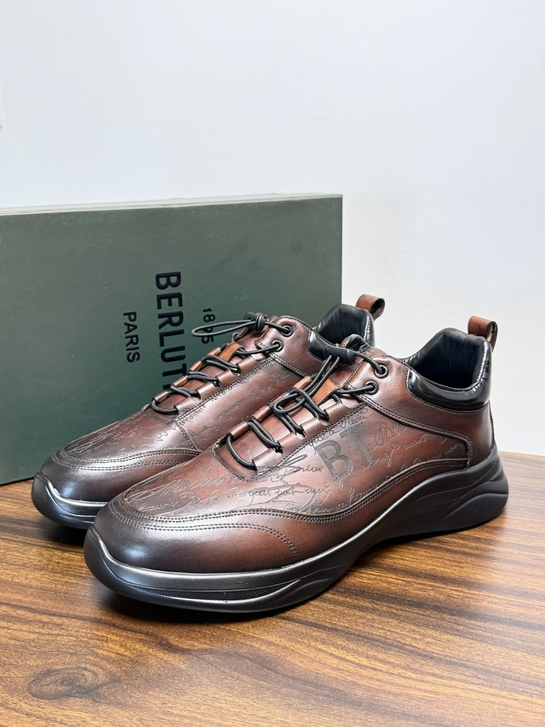 Berluti(伯尔鲁蒂)运动鞋,鞋面最大的特征是满版的 Scritto 手写体压纹——远看像复杂的签名花纹 Berluti(伯尔鲁蒂)运动鞋,鞋面最大的特征是满版的 Scritto 手写体压纹——远看像复杂的签名花纹