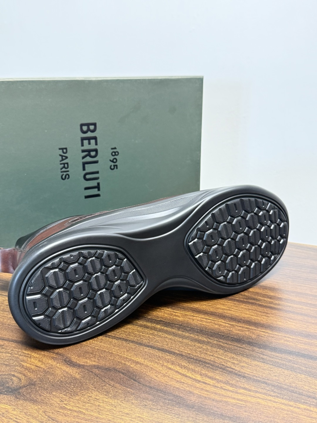 Berluti(伯尔鲁蒂)运动鞋,鞋面最大的特征是满版的 Scritto 手写体压纹——远看像复杂的签名花纹 Berluti(伯尔鲁蒂)运动鞋,鞋面最大的特征是满版的 Scritto 手写体压纹——远看像复杂的签名花纹