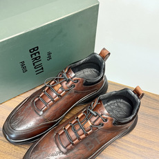 Berluti(伯尔鲁蒂)运动鞋,鞋面最大的特征是满版的 Scritto 手写体压纹——远看像复杂的签名花纹 Berluti(伯尔鲁蒂)运动鞋,鞋面最大的特征是满版的 Scritto 手写体压纹——远看像复杂的签名花纹