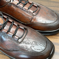 Berluti(伯尔鲁蒂)运动鞋,鞋面最大的特征是满版的 Scritto 手写体压纹——远看像复杂的签名花纹 Berluti(伯尔鲁蒂)运动鞋,鞋面最大的特征是满版的 Scritto 手写体压纹——远看像复杂的签名花纹