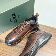 Berluti(伯尔鲁蒂)运动鞋,鞋面最大的特征是满版的 Scritto 手写体压纹——远看像复杂的签名花纹 Berluti(伯尔鲁蒂)运动鞋,鞋面最大的特征是满版的 Scritto 手写体压纹——远看像复杂的签名花纹