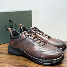 Berluti(伯尔鲁蒂)运动鞋,鞋面最大的特征是满版的 Scritto 手写体压纹——远看像复杂的签名花纹 Berluti(伯尔鲁蒂)运动鞋,鞋面最大的特征是满版的 Scritto 手写体压纹——远看像复杂的签名花纹