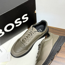 Hugo Boss 男士皮质休闲板鞋,鞋面是 荔枝纹牛皮 / 纳帕皮 ,鞋身有透气打孔设计,侧面压印或金属 BOSS Hugo Boss 男士皮质休闲板鞋,鞋面是 荔枝纹牛皮 / 纳帕皮 ,鞋身有透气打孔设计,侧面压印或金属 BOSS