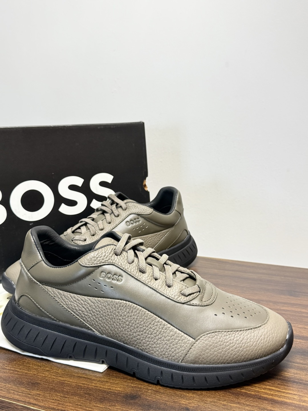 Hugo Boss 男士皮质休闲板鞋,鞋面是 荔枝纹牛皮 / 纳帕皮 ,鞋身有透气打孔设计,侧面压印或金属 BOSS Hugo Boss 男士皮质休闲板鞋,鞋面是 荔枝纹牛皮 / 纳帕皮 ,鞋身有透气打孔设计,侧面压印或金属 BOSS
