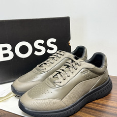 Hugo Boss 男士皮质休闲板鞋,鞋面是 荔枝纹牛皮 / 纳帕皮 ,鞋身有透气打孔设计,侧面压印或金属 BOSS Hugo Boss 男士皮质休闲板鞋,鞋面是 荔枝纹牛皮 / 纳帕皮 ,鞋身有透气打孔设计,侧面压印或金属 BOSS