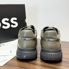 Hugo Boss 男士皮质休闲板鞋,鞋面是 荔枝纹牛皮 / 纳帕皮 ,鞋身有透气打孔设计,侧面压印或金属 BOSS Hugo Boss 男士皮质休闲板鞋,鞋面是 荔枝纹牛皮 / 纳帕皮 ,鞋身有透气打孔设计,侧面压印或金属 BOSS