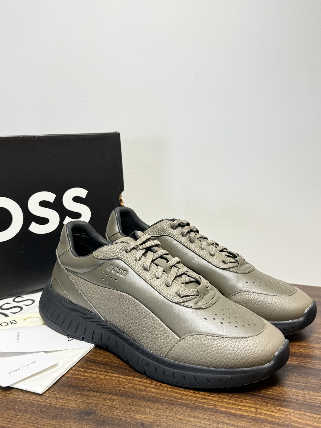 Hugo Boss 男士皮质休闲板鞋,鞋面是 荔枝纹牛皮 / 纳帕皮 ,鞋身有透气打孔设计,侧面压印或金属 BOSS Hugo Boss 男士皮质休闲板鞋,鞋面是 荔枝纹牛皮 / 纳帕皮 ,鞋身有透气打孔设计,侧面压印或金属 BOSS