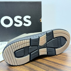 Hugo Boss 男士皮质休闲板鞋,鞋面是 荔枝纹牛皮 / 纳帕皮 ,鞋身有透气打孔设计,侧面压印或金属 BOSS Hugo Boss 男士皮质休闲板鞋,鞋面是 荔枝纹牛皮 / 纳帕皮 ,鞋身有透气打孔设计,侧面压印或金属 BOSS