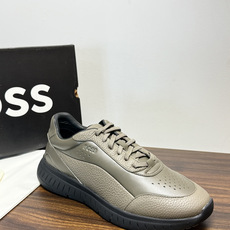 Hugo Boss 男士皮质休闲板鞋,鞋面是 荔枝纹牛皮 / 纳帕皮 ,鞋身有透气打孔设计,侧面压印或金属 BOSS Hugo Boss 男士皮质休闲板鞋,鞋面是 荔枝纹牛皮 / 纳帕皮 ,鞋身有透气打孔设计,侧面压印或金属 BOSS