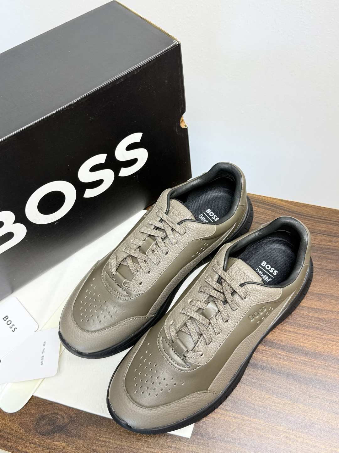 Hugo Boss 男士皮质休闲板鞋,鞋面是 荔枝纹牛皮 / 纳帕皮 ,鞋身有透气打孔设计,侧面压印或金属 BOSS Hugo Boss 男士皮质休闲板鞋,鞋面是 荔枝纹牛皮 / 纳帕皮 ,鞋身有透气打孔设计,侧面压印或金属 BOSS