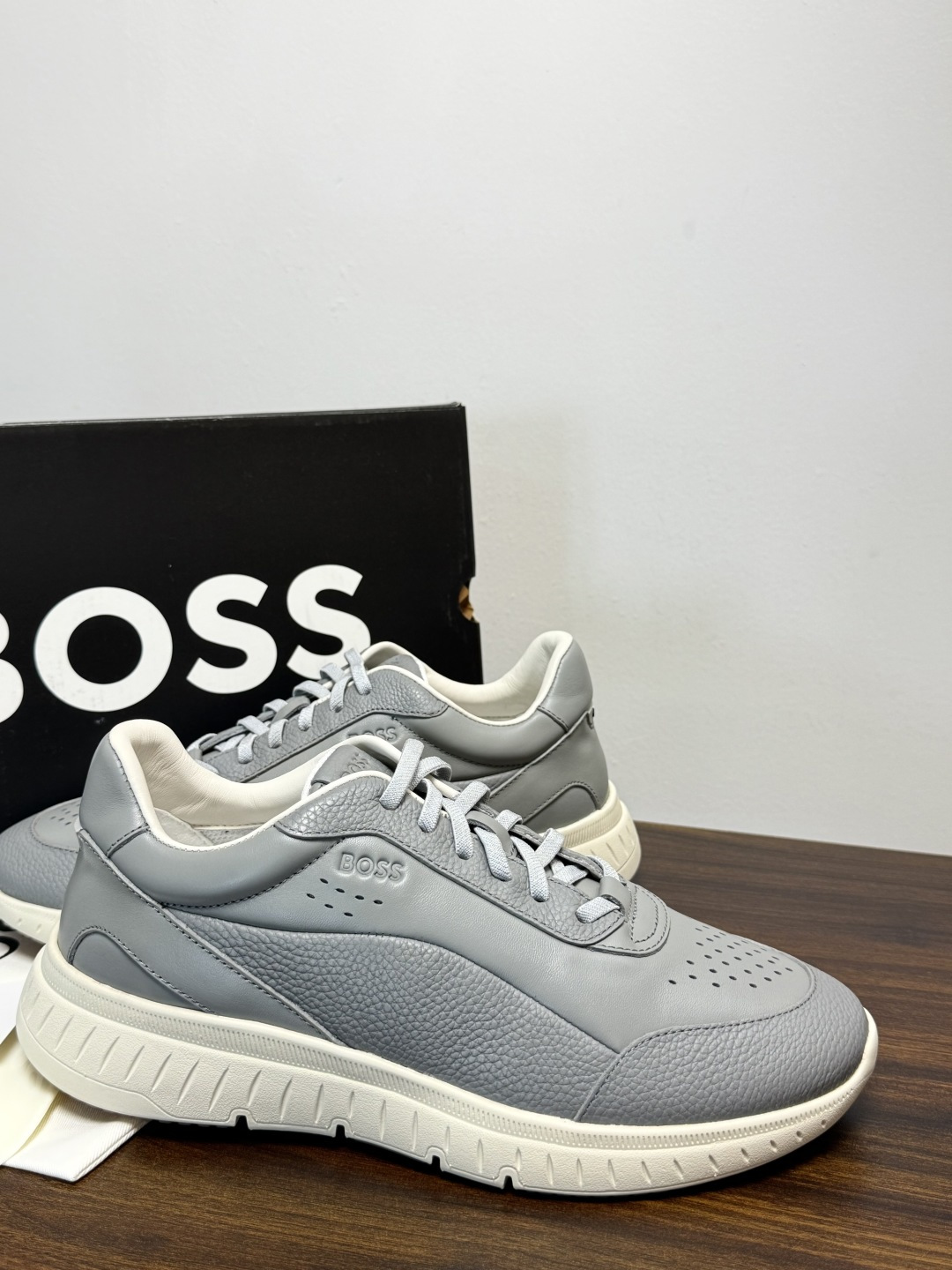 Hugo Boss 男士皮质休闲板鞋,鞋面是 荔枝纹牛皮 / 纳帕皮 ,鞋身有透气打孔设计,侧面压印或金属 BOSS Hugo Boss 男士皮质休闲板鞋,鞋面是 荔枝纹牛皮 / 纳帕皮 ,鞋身有透气打孔设计,侧面压印或金属 BOSS