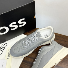 Hugo Boss 男士皮质休闲板鞋,鞋面是 荔枝纹牛皮 / 纳帕皮 ,鞋身有透气打孔设计,侧面压印或金属 BOSS Hugo Boss 男士皮质休闲板鞋,鞋面是 荔枝纹牛皮 / 纳帕皮 ,鞋身有透气打孔设计,侧面压印或金属 BOSS