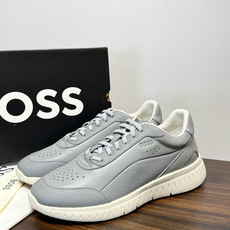 Hugo Boss 男士皮质休闲板鞋,鞋面是 荔枝纹牛皮 / 纳帕皮 ,鞋身有透气打孔设计,侧面压印或金属 BOSS Hugo Boss 男士皮质休闲板鞋,鞋面是 荔枝纹牛皮 / 纳帕皮 ,鞋身有透气打孔设计,侧面压印或金属 BOSS