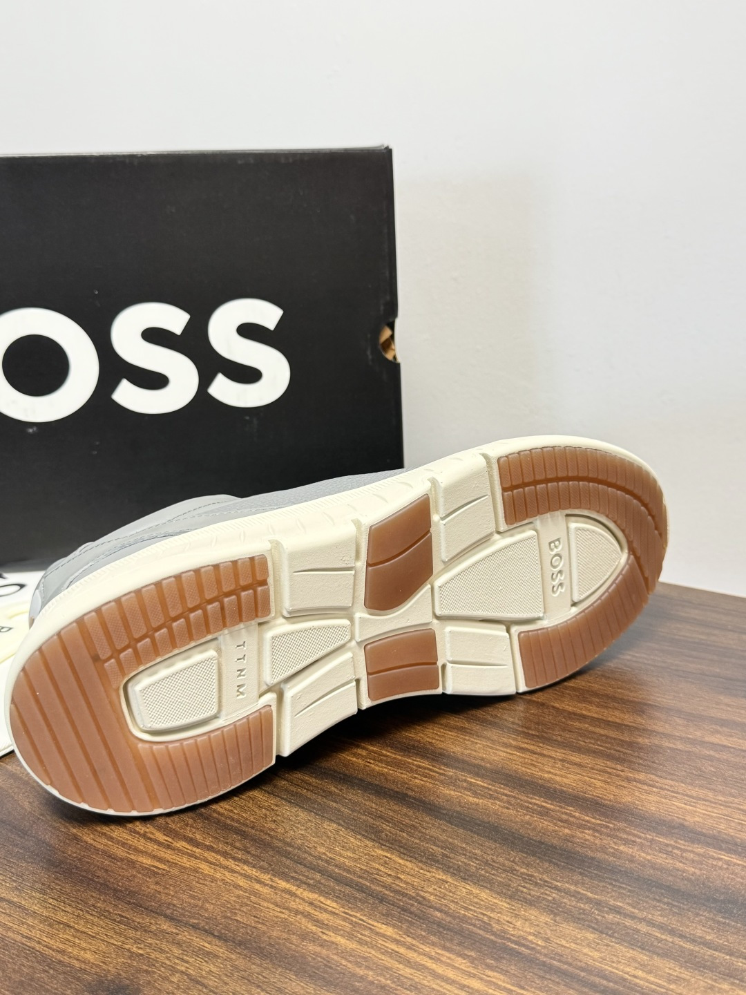 Hugo Boss 男士皮质休闲板鞋,鞋面是 荔枝纹牛皮 / 纳帕皮 ,鞋身有透气打孔设计,侧面压印或金属 BOSS Hugo Boss 男士皮质休闲板鞋,鞋面是 荔枝纹牛皮 / 纳帕皮 ,鞋身有透气打孔设计,侧面压印或金属 BOSS