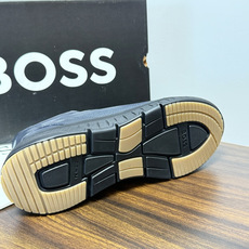 Hugo Boss 男士皮质休闲板鞋,鞋面是 荔枝纹牛皮 / 纳帕皮 ,鞋身有透气打孔设计,侧面压印或金属 BOSS Hugo Boss 男士皮质休闲板鞋,鞋面是 荔枝纹牛皮 / 纳帕皮 ,鞋身有透气打孔设计,侧面压印或金属 BOSS