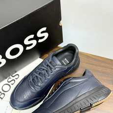 Hugo Boss 男士皮质休闲板鞋,鞋面是 荔枝纹牛皮 / 纳帕皮 ,鞋身有透气打孔设计,侧面压印或金属 BOSS Hugo Boss 男士皮质休闲板鞋,鞋面是 荔枝纹牛皮 / 纳帕皮 ,鞋身有透气打孔设计,侧面压印或金属 BOSS
