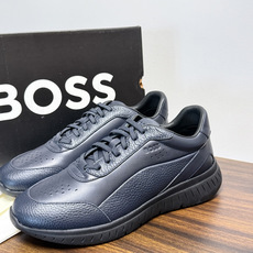 Hugo Boss 男士皮质休闲板鞋,鞋面是 荔枝纹牛皮 / 纳帕皮 ,鞋身有透气打孔设计,侧面压印或金属 BOSS Hugo Boss 男士皮质休闲板鞋,鞋面是 荔枝纹牛皮 / 纳帕皮 ,鞋身有透气打孔设计,侧面压印或金属 BOSS