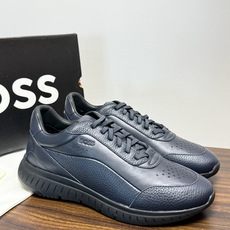 Hugo Boss 男士皮质休闲板鞋,鞋面是 荔枝纹牛皮 / 纳帕皮 ,鞋身有透气打孔设计,侧面压印或金属 BOSS Hugo Boss 男士皮质休闲板鞋,鞋面是 荔枝纹牛皮 / 纳帕皮 ,鞋身有透气打孔设计,侧面压印或金属 BOSS