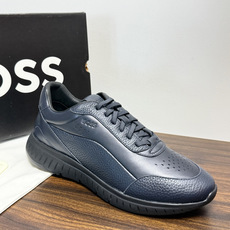 Hugo Boss 男士皮质休闲板鞋,鞋面是 荔枝纹牛皮 / 纳帕皮 ,鞋身有透气打孔设计,侧面压印或金属 BOSS Hugo Boss 男士皮质休闲板鞋,鞋面是 荔枝纹牛皮 / 纳帕皮 ,鞋身有透气打孔设计,侧面压印或金属 BOSS