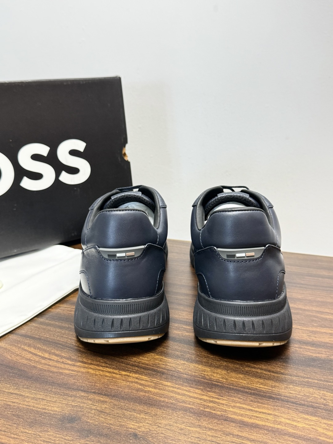 Hugo Boss 男士皮质休闲板鞋,鞋面是 荔枝纹牛皮 / 纳帕皮 ,鞋身有透气打孔设计,侧面压印或金属 BOSS Hugo Boss 男士皮质休闲板鞋,鞋面是 荔枝纹牛皮 / 纳帕皮 ,鞋身有透气打孔设计,侧面压印或金属 BOSS