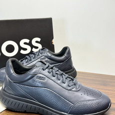 Hugo Boss 男士皮质休闲板鞋,鞋面是 荔枝纹牛皮 / 纳帕皮 ,鞋身有透气打孔设计,侧面压印或金属 BOSS Hugo Boss 男士皮质休闲板鞋,鞋面是 荔枝纹牛皮 / 纳帕皮 ,鞋身有透气打孔设计,侧面压印或金属 BOSS