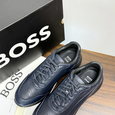 Hugo Boss 男士皮质休闲板鞋,鞋面是 荔枝纹牛皮 / 纳帕皮 ,鞋身有透气打孔设计,侧面压印或金属 BOSS Hugo Boss 男士皮质休闲板鞋,鞋面是 荔枝纹牛皮 / 纳帕皮 ,鞋身有透气打孔设计,侧面压印或金属 BOSS
