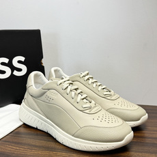 Hugo Boss 男士皮质休闲板鞋,鞋面是 荔枝纹牛皮 / 纳帕皮 ,鞋身有透气打孔设计,侧面压印或金属 BOSS Hugo Boss 男士皮质休闲板鞋,鞋面是 荔枝纹牛皮 / 纳帕皮 ,鞋身有透气打孔设计,侧面压印或金属 BOSS