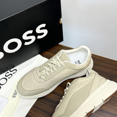 Hugo Boss 男士皮质休闲板鞋,鞋面是 荔枝纹牛皮 / 纳帕皮 ,鞋身有透气打孔设计,侧面压印或金属 BOSS Hugo Boss 男士皮质休闲板鞋,鞋面是 荔枝纹牛皮 / 纳帕皮 ,鞋身有透气打孔设计,侧面压印或金属 BOSS