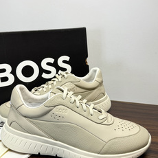 Hugo Boss 男士皮质休闲板鞋,鞋面是 荔枝纹牛皮 / 纳帕皮 ,鞋身有透气打孔设计,侧面压印或金属 BOSS Hugo Boss 男士皮质休闲板鞋,鞋面是 荔枝纹牛皮 / 纳帕皮 ,鞋身有透气打孔设计,侧面压印或金属 BOSS