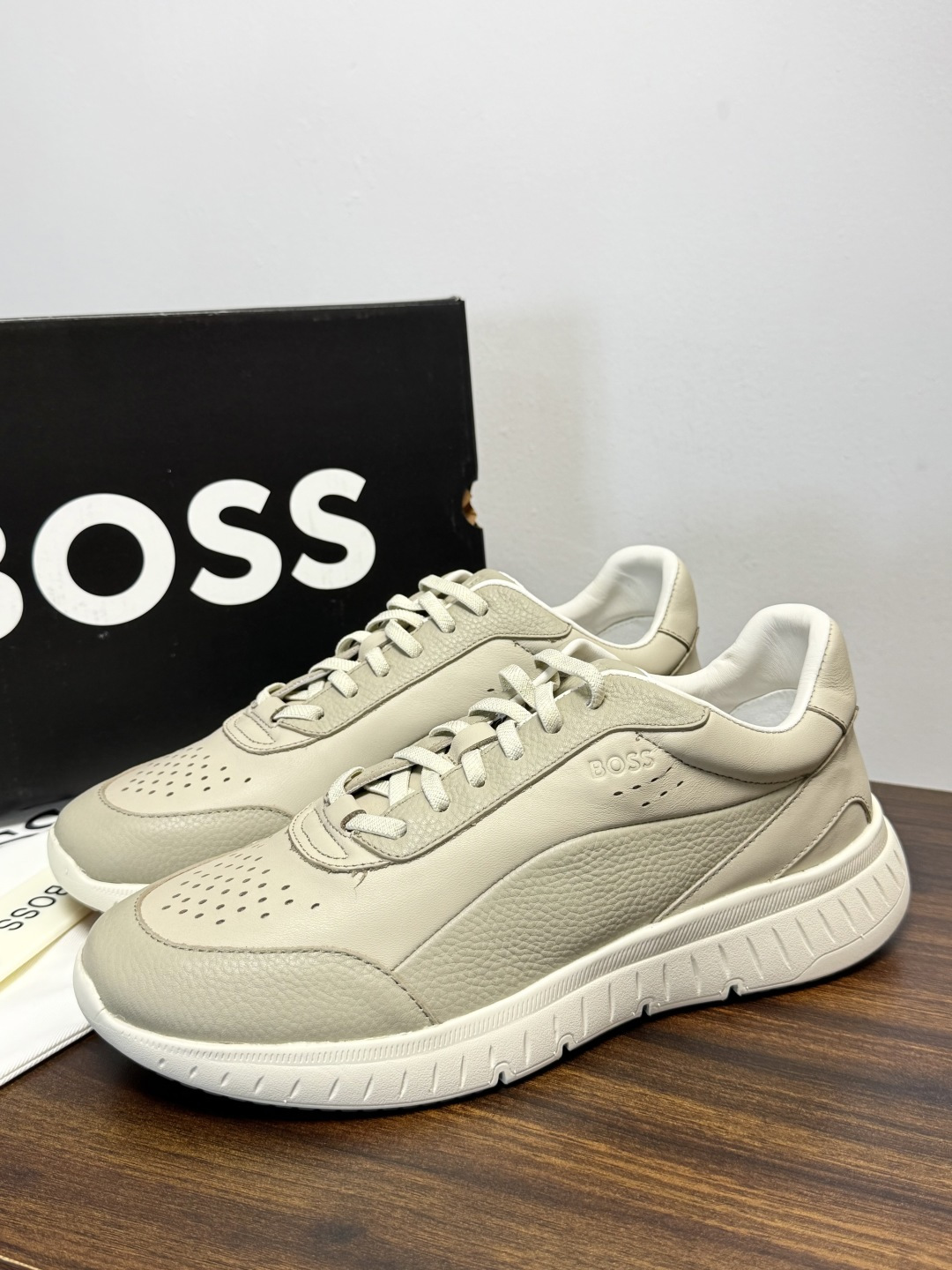 Hugo Boss 男士皮质休闲板鞋,鞋面是 荔枝纹牛皮 / 纳帕皮 ,鞋身有透气打孔设计,侧面压印或金属 BOSS Hugo Boss 男士皮质休闲板鞋,鞋面是 荔枝纹牛皮 / 纳帕皮 ,鞋身有透气打孔设计,侧面压印或金属 BOSS