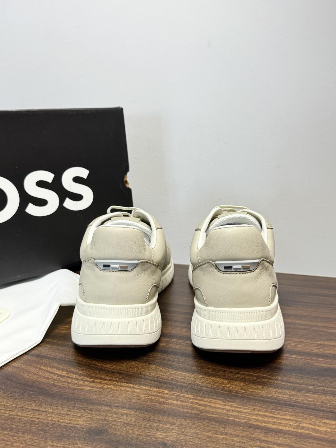 Hugo Boss 男士皮质休闲板鞋,鞋面是 荔枝纹牛皮 / 纳帕皮 ,鞋身有透气打孔设计,侧面压印或金属 BOSS Hugo Boss 男士皮质休闲板鞋,鞋面是 荔枝纹牛皮 / 纳帕皮 ,鞋身有透气打孔设计,侧面压印或金属 BOSS