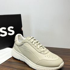 Hugo Boss 男士皮质休闲板鞋,鞋面是 荔枝纹牛皮 / 纳帕皮 ,鞋身有透气打孔设计,侧面压印或金属 BOSS Hugo Boss 男士皮质休闲板鞋,鞋面是 荔枝纹牛皮 / 纳帕皮 ,鞋身有透气打孔设计,侧面压印或金属 BOSS