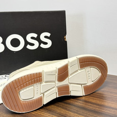 Hugo Boss 男士皮质休闲板鞋,鞋面是 荔枝纹牛皮 / 纳帕皮 ,鞋身有透气打孔设计,侧面压印或金属 BOSS Hugo Boss 男士皮质休闲板鞋,鞋面是 荔枝纹牛皮 / 纳帕皮 ,鞋身有透气打孔设计,侧面压印或金属 BOSS